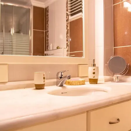 Flat With Mesmerizing Sea View In Konak