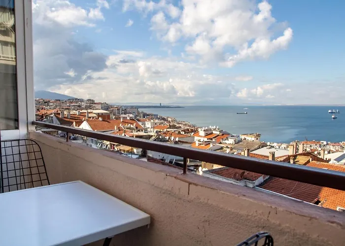 Flat With Mesmerizing Sea View In Konak Esmirna